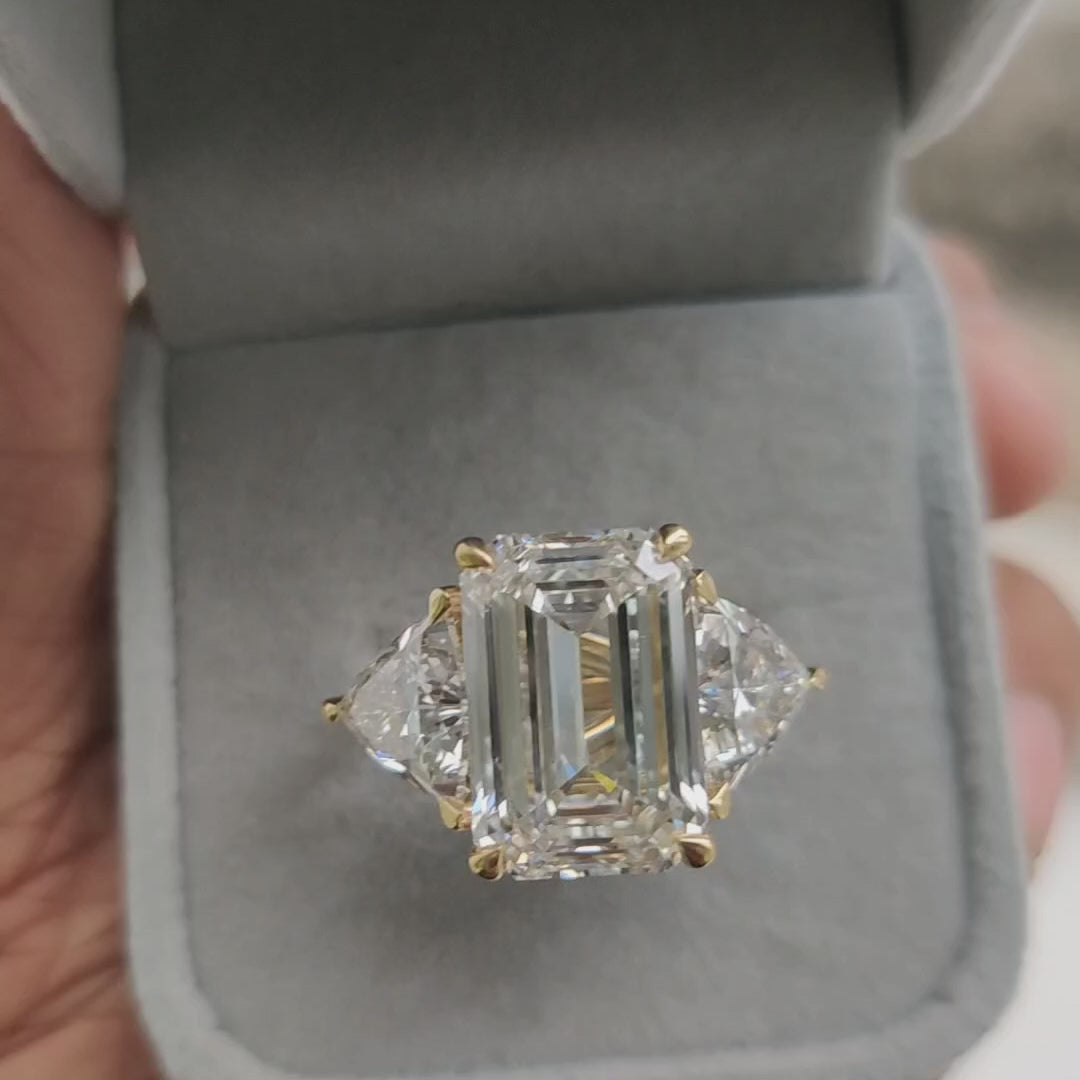 IGI Certified Big Emerald and Trillion Diamond Trilogy Ring 18K Yellow Gold -14.00Carat