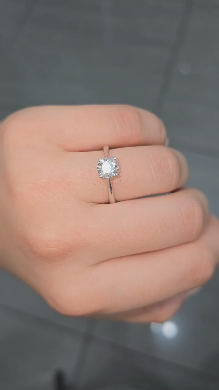 D/VS 1.00Ct Classic Lab Grown Diamond Solitaire Engagement Ring in Platinum