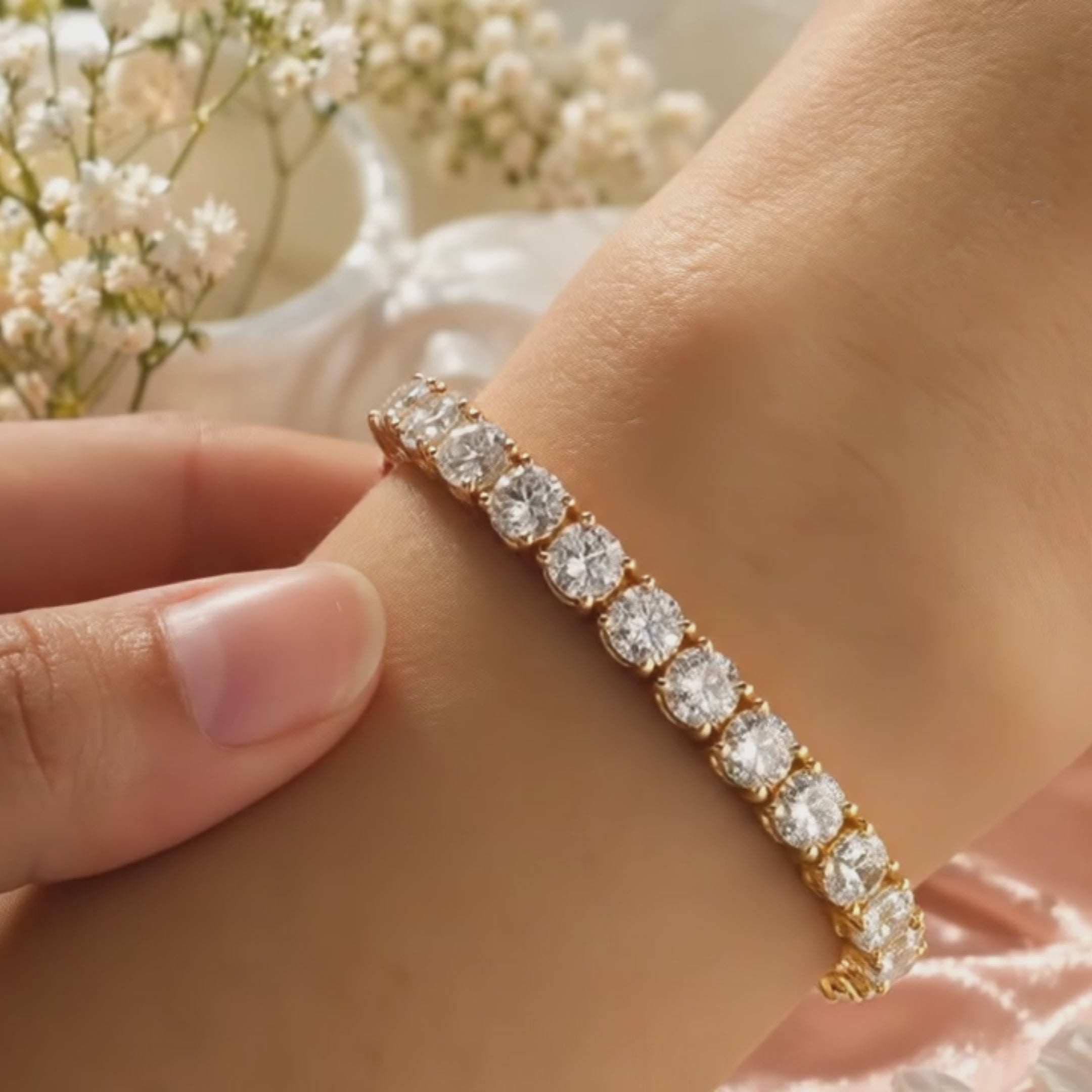D/VS 25.00 ct Lab Diamond Claw Set Tennis Bracelet in 9k Gold