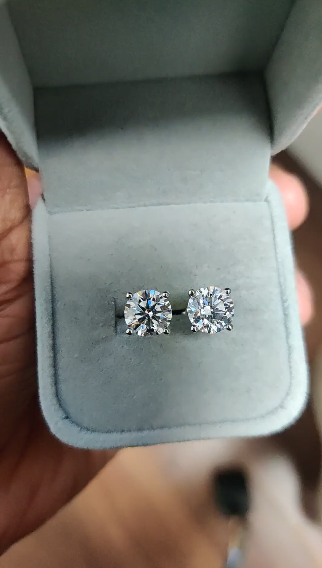 Certified E/VS 4.00Ct Hugh Round Diamond Stud Earrings in Platinum