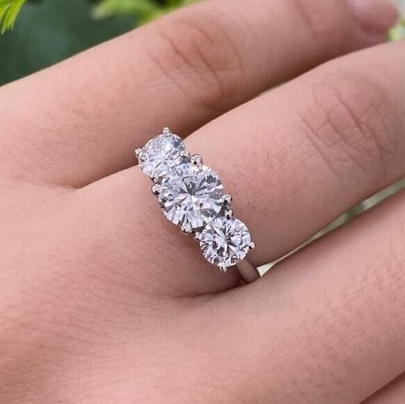 D/VS 2.00ct - 3.00ct Classic Round Diamond Trilogy