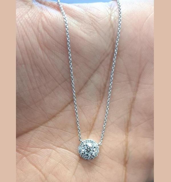 D/VVS Round Diamond Halo Pendant Necklace for Women in 18k Gold