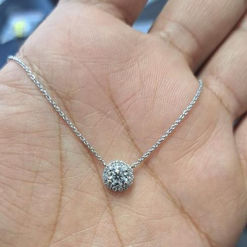 D/VVS Round Diamond Halo Pendant Necklace for Women in 18k Gold