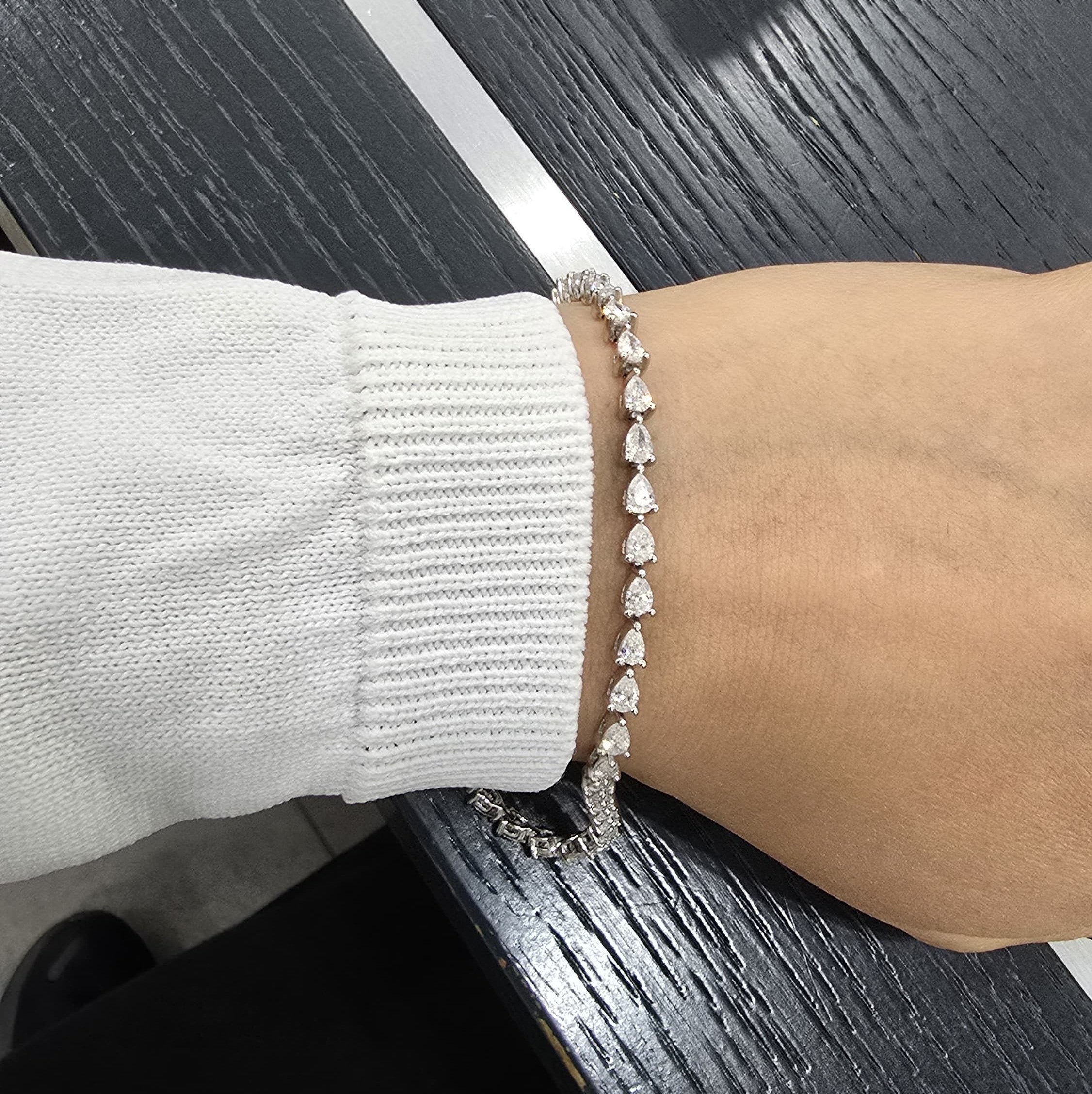 D-E/VS Lab-Grown Pear Diamond Claw Set Tennis Bracelet in Gold & Platinum (8–30ct)